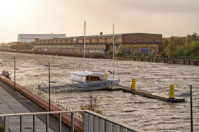 Hochwasser mit überspülter Promenade im Europahafen