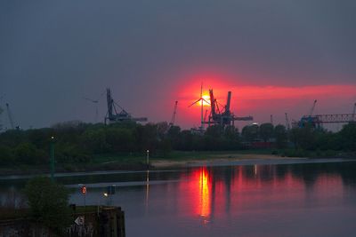 Untergehende Sonne hinter Hafenkränen am Neustädter Hafen