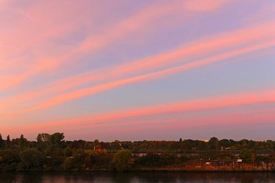 Abenddämmerung mit Chemtrails im Himmel über der Weser