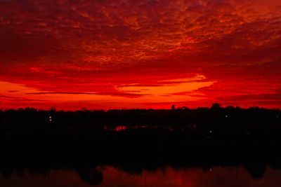 Roter Himmel über der Weser nach dem Sonnenuntergang