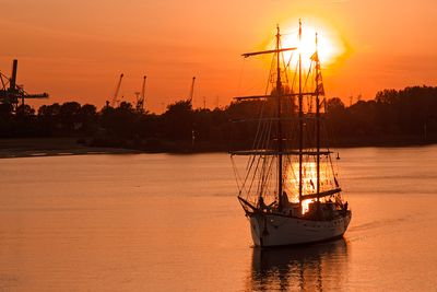Dreimaster-Segelschiff auf der Weser vor untergehender Sonne