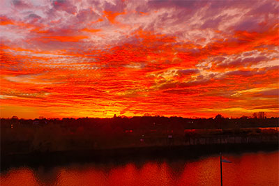 Roter Sonnenuntergang über der Überseeinsel / Überseestadt Bremen
